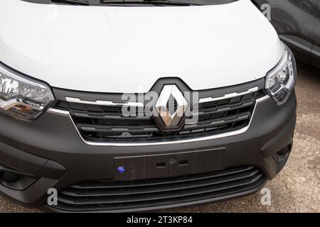 Bordeaux , France - 10 19 2023 : Renault kangoo van logo marque et panneau avant voiture blanc industriel Banque D'Images