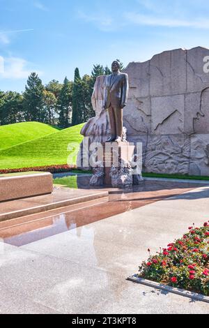 Vue de la tombe et de la statue de l'ancien président Heydar Aliyev. Au cimetière public de la statue de l'allée d'honneur et parc commémoratif à Bakou, Azerbaïdjan. Banque D'Images