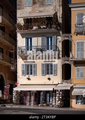 CORFOU, GREEECE - 11 SEPTEMBRE 2023 : vue extérieure de la boutique souvenir et de l'immeuble d'appartements dans le centre-ville Banque D'Images