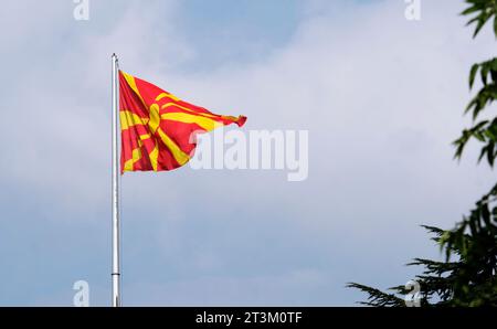 Le drapeau national de Macédoine du Nord agitant dans le vent à Skopje Banque D'Images