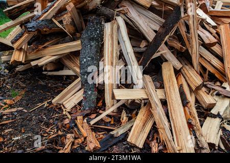 Une pile de bûches, du bois de chauffage fraîchement fendu. Banque D'Images