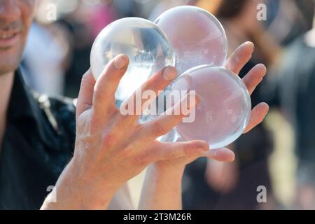 Italie, Lombardie, artiste de rue avec boules de cristal Banque D'Images