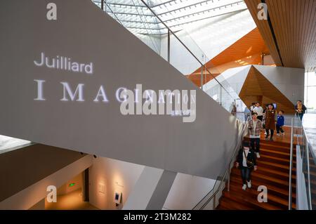 Tianjin. 25 octobre 2023. Les gens visitent l'exposition Juilliard imagination organisée par la Tianjin Juilliard School dans le nord de la Chine, Tianjin, le 25 octobre 2023. L'exposition Juilliard imagination offre aux visiteurs une riche exposition de musique, de danse et de théâtre à travers des expériences interactives audio et visuelles. Crédit : Sun Fanyue/Xinhua/Alamy Live News Banque D'Images