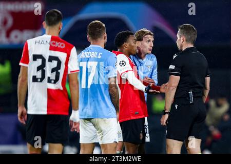 ROTTERDAM, PAYS-BAS - OCTOBRE 25 : arbitre Tobias Stieler (GER) et Quinten Timber (Feyenoord Rotterdam), Nicolo Rovella (SS Lazio) pendant le Groupe Banque D'Images
