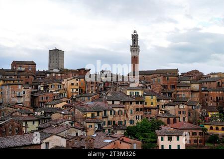 Skyline de Sienne par temps nuageux. Vue sur le toit de la ville médiévale de Sienne. Toscane, Italie Banque D'Images