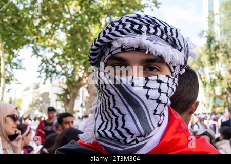 Refermez un jeune homme portant un foulard traditionnel palestinien (keffiyeh) et se couvrant le visage lors de la manifestation dans la ville de Sétif. Algérie. Banque D'Images