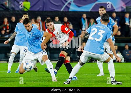 ROTTERDAM, PAYS-BAS - OCTOBRE 25 : Nicolo Casale (SS Lazio) et Santiago Gimenez (Feyenoord Rotterdam) pendant le Groupe E - UEFA Champions League 20 Banque D'Images