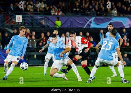 ROTTERDAM, PAYS-BAS - OCTOBRE 25 : Nicolo Casale (SS Lazio) et Santiago Gimenez (Feyenoord Rotterdam) pendant le Groupe E - UEFA Champions League 20 Banque D'Images