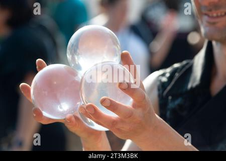 Italie, Lombardie, artiste de rue avec boules de cristal Banque D'Images