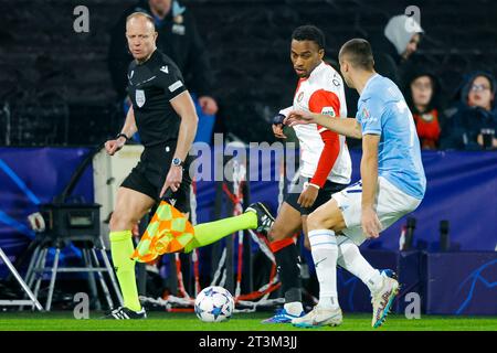 ROTTERDAM, PAYS-BAS - OCTOBRE 25 : Quinten Timber (Feyenoord Rotterdam) et Adam Marusic (SS Lazio) pendant le Groupe E - UEFA Champions League 2023/ Banque D'Images