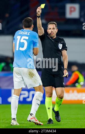 ROTTERDAM, PAYS-BAS - OCTOBRE 25 : arbitre Tobias Stieler et Nicolo Casale (SS Lazio) lors du match de S du Groupe E - UEFA Champions League 2023/24 Banque D'Images