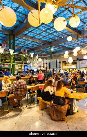 Les gens dînent au Wolf Sharing Food Market, Bruxelles, Belgique Banque D'Images