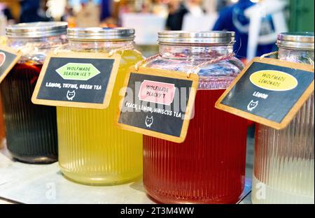 Sélection de thés glacés et de limonades en pots au Wolf Sharing Food Market, Bruxelles, Belgique Banque D'Images