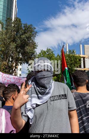 Refermez un jeune homme portant un foulard traditionnel palestinien (keffiyeh) et se couvrant le visage lors de la manifestation dans la ville de Sétif. Algérie. Banque D'Images