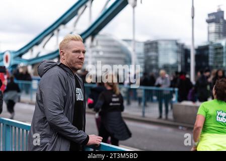 Iwan Thomas athlète en regardant les coureurs dans la vitalité demi demi marathon traversant le Tower Bridge, Londres, Royaume-Uni. Banque D'Images