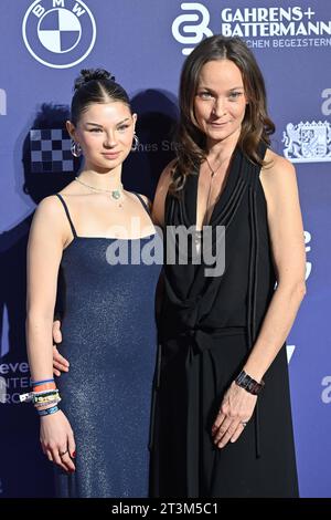 Jeanette Hain Schauspielerin mit Tochter Malou. Roter Teppich, Blauer Panther Ð TV und Streaming Award 2023 am 25.10.2023 in der BMW Welt Muenchen. *** Jeanette Hain actrice avec sa fille Malou Red Carpet, Blue Panther Ð TV et Streaming Award 2023 sur 25 10 2023 à BMW World Munich crédit : Imago/Alamy Live News Banque D'Images
