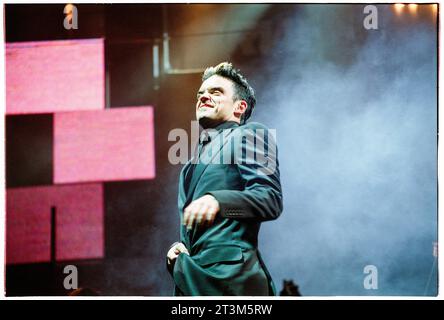 ROBBIE WILLIAMS, CARDIFF, 2001 : Robbie Williams danse comme un cheval lors de sa tournée Weddings, Barmitzvahs & stades au Cardiff Arms Park – Millennium Stadium à Cardiff, pays de Galles, Royaume-Uni, le 14 juillet 2001. Photo : Rob Watkins Banque D'Images