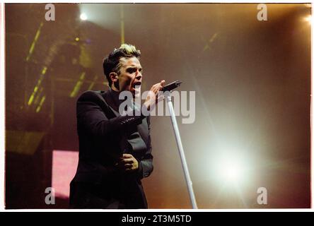 ROBBIE WILLIAMS, CARDIFF, 2001 : Robbie Williams sur sa tournée Weddings, Barmitzvahs & Stadiums au Cardiff Arms Park – Millennium Stadium à Cardiff, pays de Galles, Royaume-Uni, le 14 juillet 2001. Photo : Rob Watkins Banque D'Images