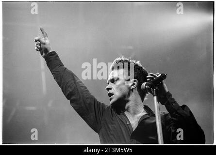 ROBBIE WILLIAMS, CARDIFF, 2001 : Robbie Williams sur sa tournée Weddings, Barmitzvahs & Stadiums au Cardiff Arms Park – Millennium Stadium à Cardiff, pays de Galles, Royaume-Uni, le 14 juillet 2001. Photo : Rob Watkins Banque D'Images