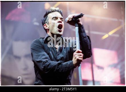 ROBBIE WILLIAMS, CARDIFF, 2001 : Robbie Williams sur sa tournée Weddings, Barmitzvahs & Stadiums au Cardiff Arms Park – Millennium Stadium à Cardiff, pays de Galles, Royaume-Uni, le 14 juillet 2001. Photo : Rob Watkins Banque D'Images