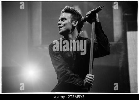 ROBBIE WILLIAMS, CARDIFF, 2001 : Robbie Williams sur sa tournée Weddings, Barmitzvahs & Stadiums au Cardiff Arms Park – Millennium Stadium à Cardiff, pays de Galles, Royaume-Uni, le 14 juillet 2001. Photo : Rob Watkins Banque D'Images