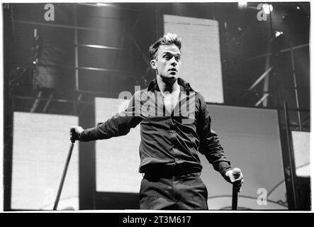 ROBBIE WILLIAMS, CARDIFF, 2001 : Robbie Williams sur sa tournée Weddings, Barmitzvahs & Stadiums au Cardiff Arms Park – Millennium Stadium à Cardiff, pays de Galles, Royaume-Uni, le 14 juillet 2001. Photo : Rob Watkins Banque D'Images