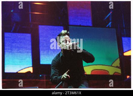 ROBBIE WILLIAMS, CARDIFF, 2001 : Robbie Williams sur sa tournée Weddings, Barmitzvahs & Stadiums au Cardiff Arms Park – Millennium Stadium à Cardiff, pays de Galles, Royaume-Uni, le 14 juillet 2001. Photo : Rob Watkins Banque D'Images