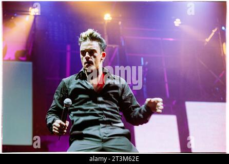 ROBBIE WILLIAMS, CARDIFF, 2001 : Robbie Williams sur sa tournée Weddings, Barmitzvahs & Stadiums au Cardiff Arms Park – Millennium Stadium à Cardiff, pays de Galles, Royaume-Uni, le 14 juillet 2001. Photo : Rob Watkins Banque D'Images