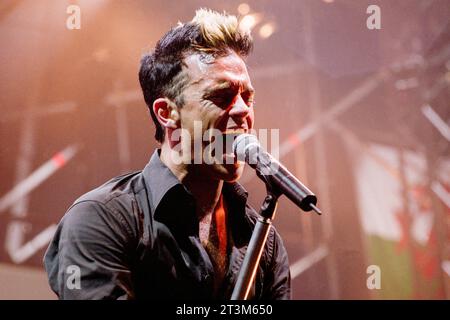 ROBBIE WILLIAMS, CARDIFF, 2001 : Robbie Williams sur sa tournée Weddings, Barmitzvahs & Stadiums au Cardiff Arms Park – Millennium Stadium à Cardiff, pays de Galles, Royaume-Uni, le 14 juillet 2001. Photo : Rob Watkins Banque D'Images