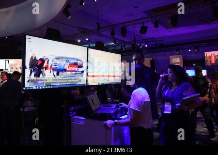 Austin, États-Unis. 24 octobre 2023. Les gens participent au Lenovo Tech World 2023 à Austin, Texas, États-Unis, le 24 octobre 2023. Le géant de l'informatique Lenovo Group a dévoilé une vision globale de « l'IA pour tous » lors de sa conférence Tech World 2023 mardi à Austin, au Texas, tout en approfondissant sa coopération avec ses principaux partenaires mondiaux. Crédit : Xu Jianmei/Xinhua/Alamy Live News Banque D'Images