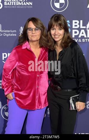 Charlotte Link mit Tochter Pauline Graf BEI der Verleihung vom Blauer Panther - TV & Streaming Award 2023 in der BMW Welt. München, 25.10.2023 *** Charlotte lien avec sa fille Pauline Graf à la présentation du Blue Panther TV Streaming Award 2023 à BMW Welt Munich, 25 10 2023 Foto:XF.xKernx/xFuturexImagex panther 6283 crédit : Imago/Alamy Live News Banque D'Images