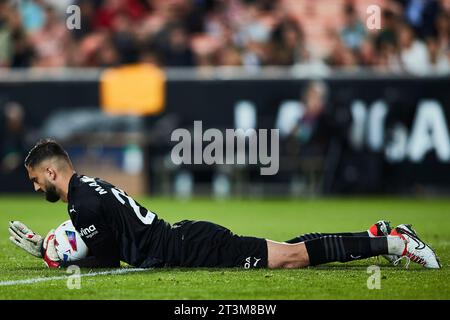 Giorgi Mamardashvili de Valencia CF réagit lors du match de LaLiga EA Sports entre Valencia CF et Cadix CF à l'Estadio Mestalla le 23 octobre 2023 Banque D'Images