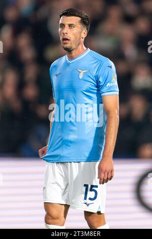Rotterdam, pays-Bas. 25 octobre 2023. ROTTERDAM, PAYS-BAS - 25 OCTOBRE : Nicolo Casale du SS Lazio se penche sur le match Groupe E - UEFA Champions League 2023/24 entre Feyenoord et SS Lazio au Stadion Feijenoord le 25 octobre 2023 à Rotterdam, pays-Bas. (Photo de Joris Verwijst/Orange Pictures) crédit : Orange pics BV/Alamy Live News Banque D'Images