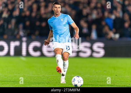 Rotterdam, pays-Bas. 25 octobre 2023. ROTTERDAM, PAYS-BAS - 25 OCTOBRE : Nicolo Casale du SS Lazio passe le ballon lors du match Groupe E - UEFA Champions League 2023/24 entre Feyenoord et SS Lazio au Stadion Feijenoord le 25 octobre 2023 à Rotterdam, pays-Bas. (Photo de Joris Verwijst/Orange Pictures) crédit : Orange pics BV/Alamy Live News Banque D'Images
