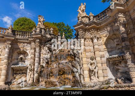 Dresde, Allemagne - 10 août 2023 : la fontaine dans le palais Zwinger à Dresde, Saxe. Banque D'Images