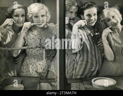 Les actrices danoises Karina Bell, Nanna Stenersen, Vesla Stenersen, Marguerite Viby et Tove Wallenstrøm dans le film 5 Raske Piger, Danemark 1933 Banque D'Images