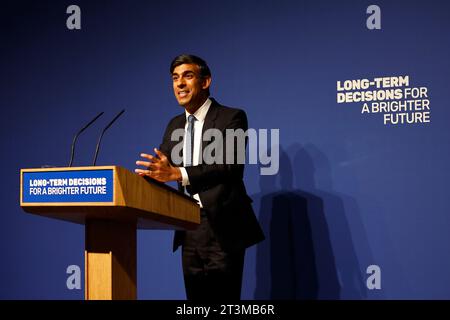 Le Premier ministre Rishi Sunak prononce un discours expliquant comment il abordera les dangers présentés par l’intelligence artificielle tout en exploitant ses avantages à la Royal Society, Carlton House Terrace, à Londres. Date de la photo : jeudi 26 octobre 2023. Banque D'Images