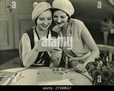 Les actrices danoises Marguerite Viby et Lili Lani dans le film pas PAA Pigerne, Danemark 1930 Banque D'Images