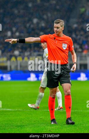 Milan, Italie. 24 octobre 2023. Arbitre François Letexier vu lors du match de l'UEFA Champions League entre l'Inter et le FC Salzbourg à Giuseppe Meazza à Milan. (Crédit photo : Gonzales photo - Tommaso Fimiano). Banque D'Images