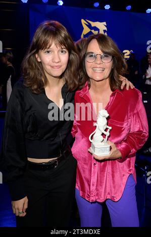 Charlotte Link mit Tochter Pauline Graf BEI der Verleihung vom Blauer Panther - TV & Streaming Award 2023 in der BMW Welt. München, 25.10.2023 *** Charlotte lien avec sa fille Pauline Graf à la présentation du Blue Panther TV Streaming Award 2023 à BMW Welt Munich, 25 10 2023 Foto:XF.xKernx/xFuturexImagex panther 8104 crédit : Imago/Alamy Live News Banque D'Images