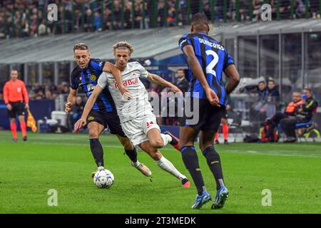 Milan, Italie. 24 octobre 2023. Maurits Kjaergaard (14) du FC Salzbourg et Davide Frattesi (16) de l'Inter vus lors du match de l'UEFA Champions League entre l'Inter et le FC Salzbourg à Giuseppe Meazza à Milan. (Crédit photo : Gonzales photo - Tommaso Fimiano). Banque D'Images