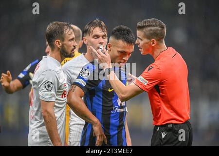 Milan, Italie. 24 octobre 2023. Arbitre François Letexier vu lors du match de l'UEFA Champions League entre l'Inter et le FC Salzbourg à Giuseppe Meazza à Milan. (Crédit photo : Gonzales photo - Tommaso Fimiano). Banque D'Images