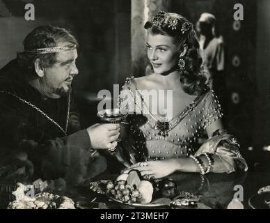 L'actrice américaine Rita Hayworth et l'acteur Charles Laughton dans le film Salome, États-Unis 1953 Banque D'Images