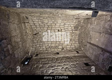 Jérusalem, Israël - 13 octobre 2017 : tunnel du mur occidental avec carrière de la deuxième période du Temple et plafonds sous les murs du Mont du Temple dans la vieille ville Banque D'Images