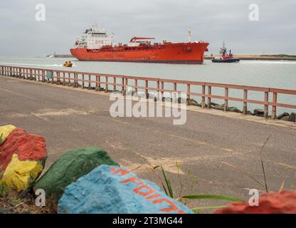 Vessel BOW CAPRICOR est un tanker de produits chimiques / pétroliers, arrivant au port de Durban un matin tôt d'été. Banque D'Images