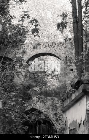 Aqueduc noir et blanc, une arche de cours d'eau sur le lac Rodini Park situé dans le centre de Rhodes Banque D'Images