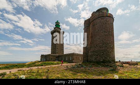 Phare et tour dans le paysage du Cap Fréhel, Bretagne, France Banque D'Images