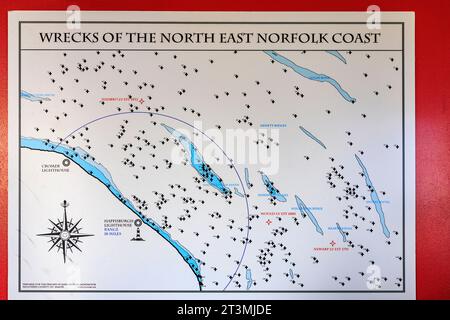 Carte montrant des épaves sur le sable près du phare de Happisburgh, Norfolk - le plus ancien phare de travail d'East Anglia, Angleterre Banque D'Images