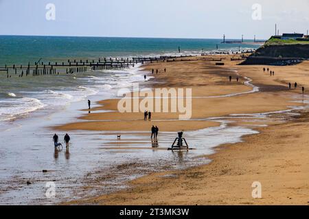 La plage de Happisburgh a eu un Time & Tide Bell installé sur elle qui est sonné par les vagues à haute eau, Norfolk, Angleterre, Royaume-Uni Banque D'Images