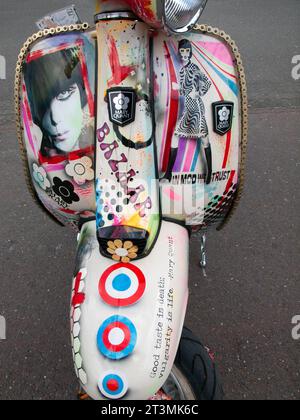 Un scooter Mod garé sur le front de mer à Brighton Banque D'Images